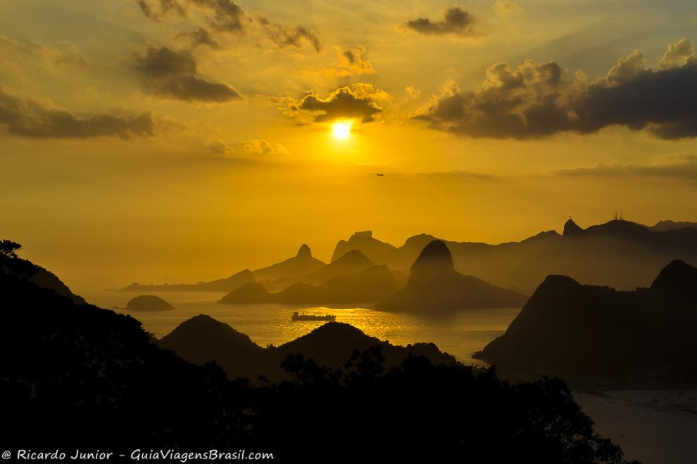 Imagem do entardecer, vista do Parque da Cidade de Niteroi.